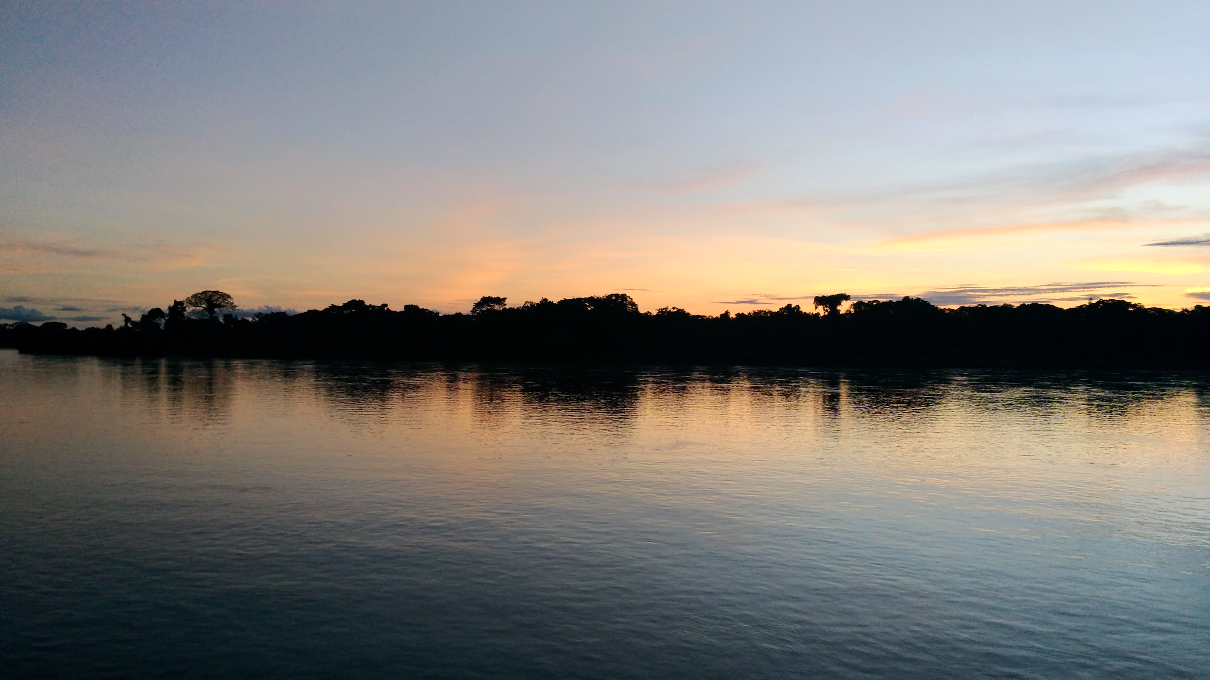 Así se observa el atardecer al frente de Peñas Blancas (Amazonas). Foto: Mauricio Orjuela. 