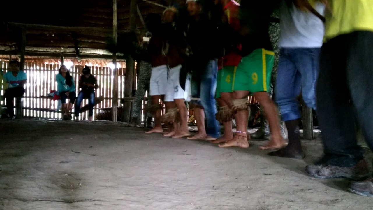 Hombres y mujeres, enfrentados, bailan en círculo: las mujeres bailan al interior y los hombres al exterior. Foto: Mauricio Orjuela. Hombres y mujeres, enfrentados, bailan en círculo: las mujeres bailan al interior y los hombres al exterior. Foto: Mauricio Orjuela.
