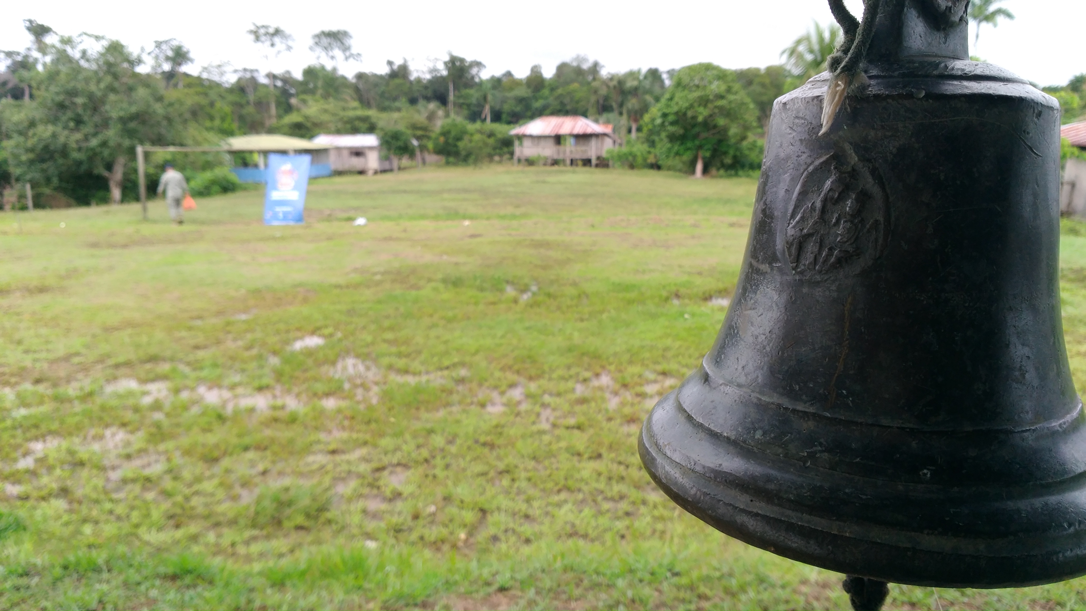 Campana para llamar a los niños, previo al inicio de actividades académicas. Foto: Mauricio Orjuela.