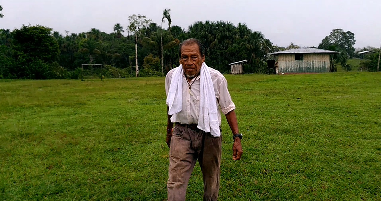 Don Valerio Griefa de camino a su casa en medio de la lluvia. Foto: Mauricio Orjuela.