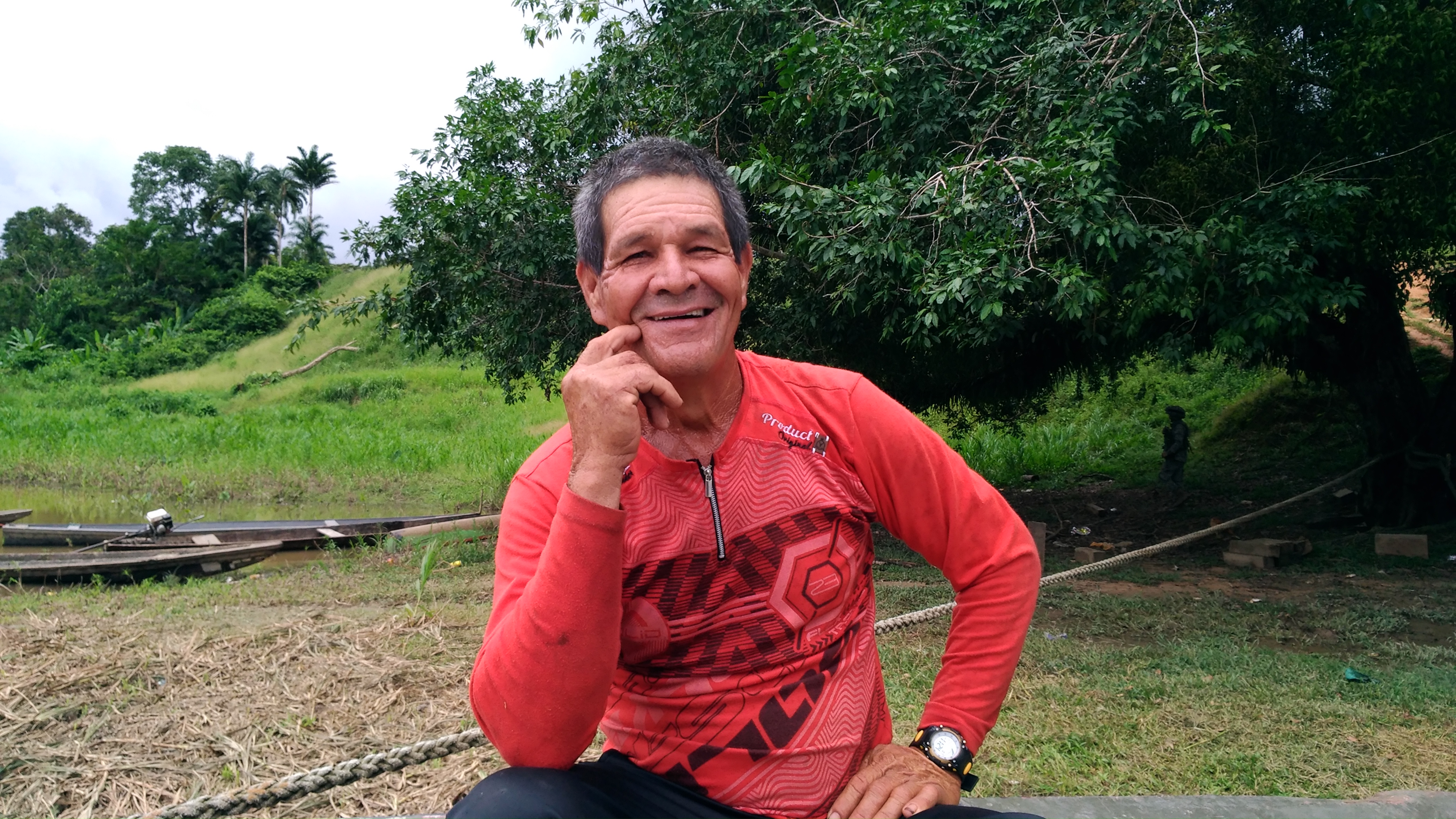Crédito: Tras llegar en su ‘peque-peque’, don Luis Albeiro Bueno descansa en el bongo de la Armada. Foto: Mauricio Orjuela.