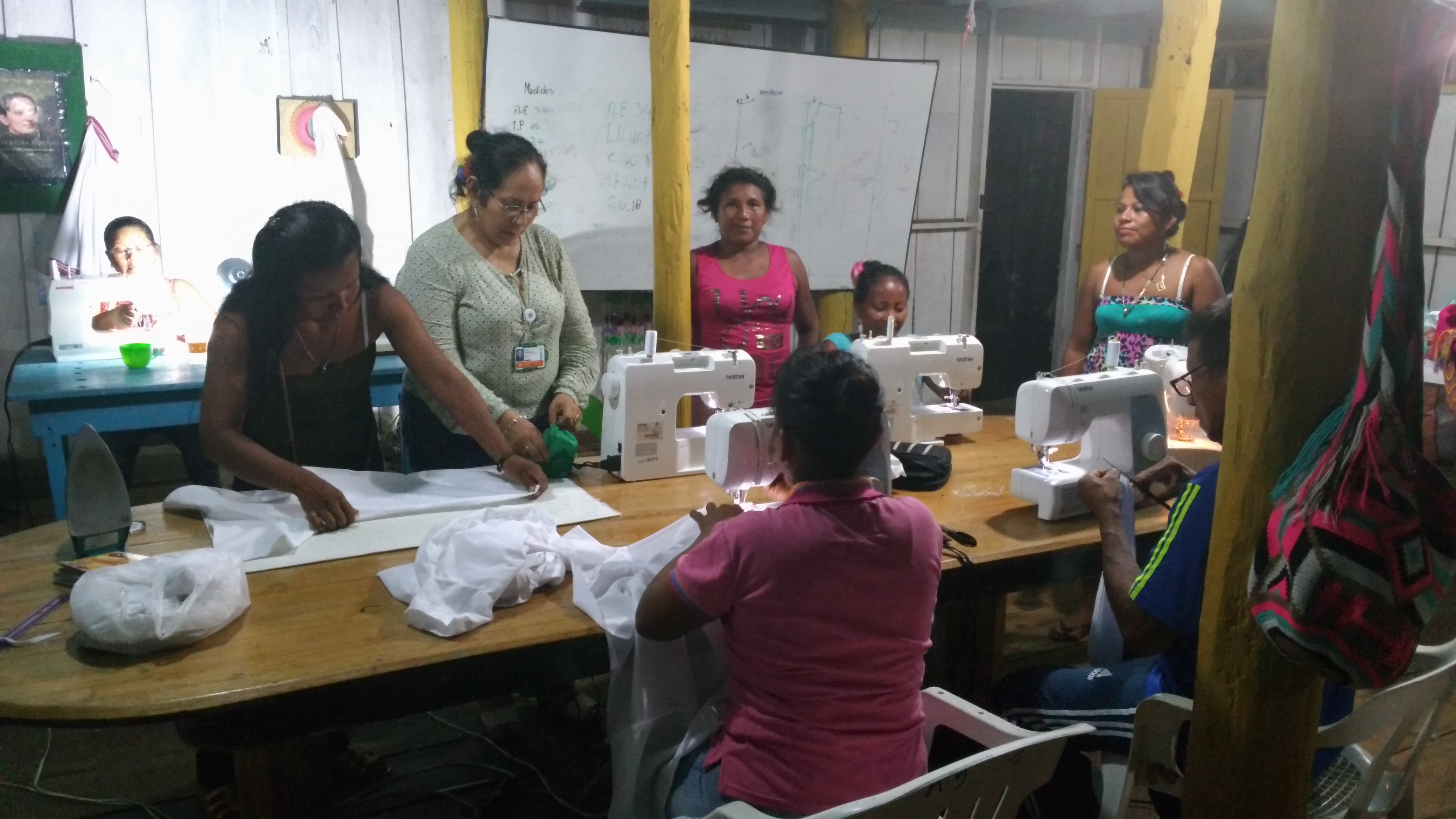 Las alumnas de Edith no se quieren ir para sus casas, aprovechan las clases para aprender y hacer uso de las máquinas. Foto: Mauricio Orjuela. Las alumnas de Edith no se quieren ir para sus casas, aprovechan las clases para aprender y hacer uso de las máquinas. Foto: Mauricio Orjuela.