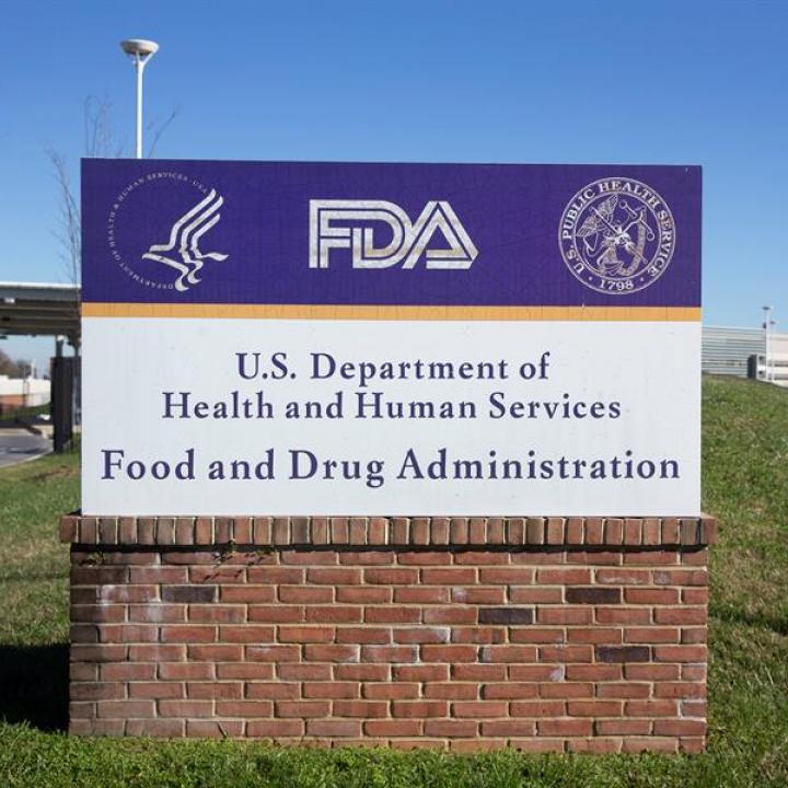 Vista del letrero de la Agencia de Alimentos y Medicamentos de EE.UU. (FDA, en inglés) en Silver Spring, Maryland (EE.UU.), el 20 de noviembre de 2020. Foto: EFE/Michael Reynolds