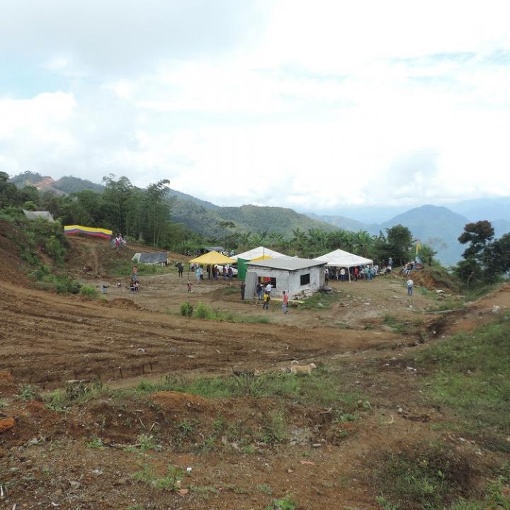 El Congal fue una vereda de Samaná arrasada por el conflicto entre Farc y AUC en 2002. Desde 2016 esperan regresar, a través de acciones judiciales, a sus tierras.