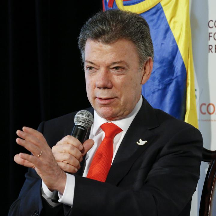 El presidente Juan Manuel Santos habla a los asistentes a un almuerzo en la sede del Consejo de las Americas durante su visita a Nueva York / Foto: EFE/ Kena Betancur