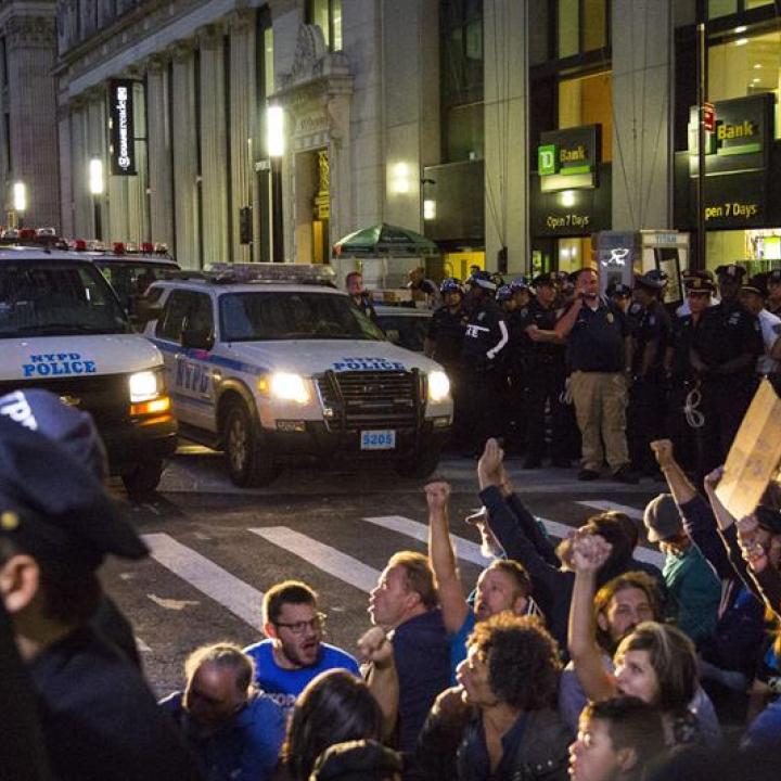 Foto: EFE Manifestantes del movimiento Ocupa Wall Street (Occupy Wall Street) en torno a la sede de la ONU, en Nueva York