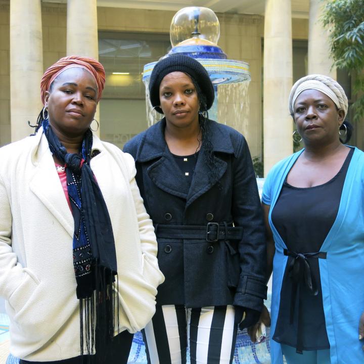 Fotografía que muestra a (de izquierda a derecha), Gloria Amparo Arboleda, Maritza Asprilla y Mary Medina, voluntarias de la ONG "Red de Mariposas de Alas Nuevas Construyendo Futuro", en Bruselas (Bélgica), donde expusieron los problemas y secuelas que afrontan las mujeres de la región de Buenaventura afectadas por el conflicto armado. / Foto: EFE/Raquel Castán
