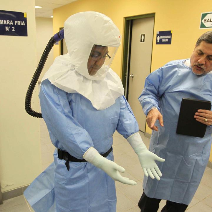 El Jefe del Instituto Nacional de Salud de Perú, Ernesto Bustamante (d), muestra los trajes utilizado para atender eventuales casos de ébola en el país / Foto: EFE/Paolo Aguilar