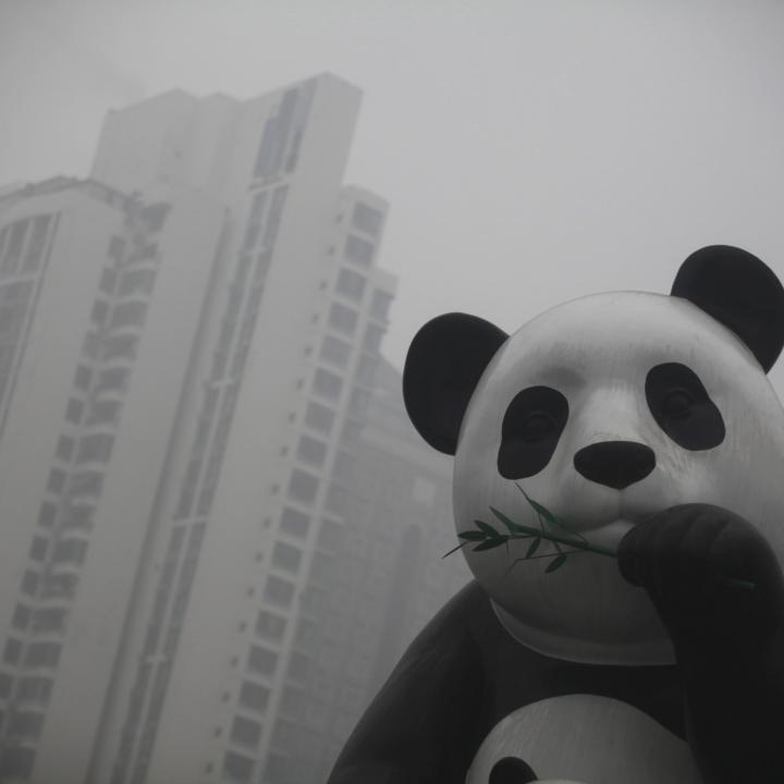 Foto de archivo tomada el 23 de enero de 2013 de una estatua de un panda gigante en medio de la niebla provocada por la contaminación en Pekín (China). China y Estados Unidos anunciaron un "histórico" acuerdo para luchar contra el cambio climático. Foto: EFE/Diego Azubel