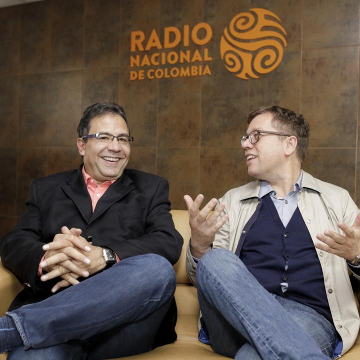 Alberto Salcedo Ramos y Mario Jursich, realizadores de Del Canto al Cuento. Foto: Sandro Sánchez. RTVC - Sistema de Medios Públicos.
