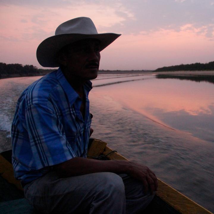 Pescador en el río Manacacías, que baña al muicipio de Puerto Gaitán (Meta). Foto: Colprensa