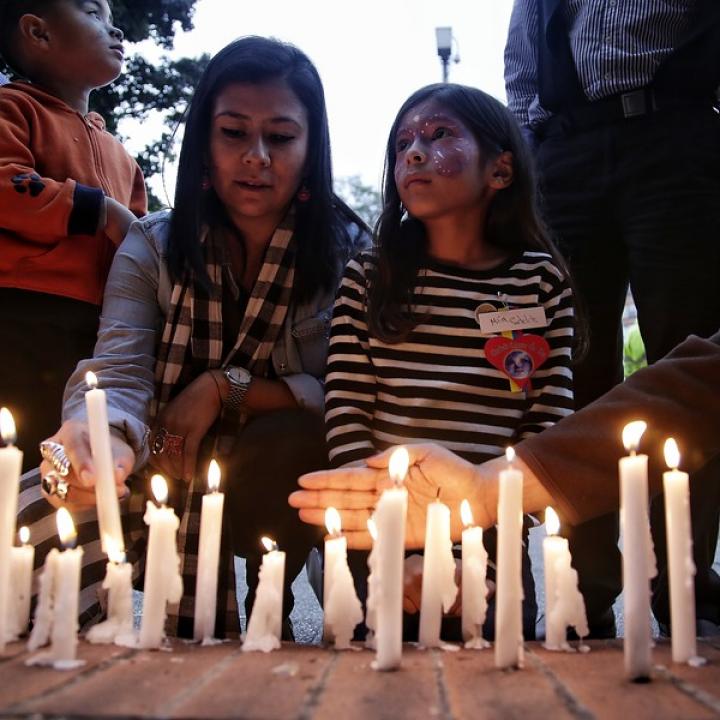 En las instalaciones del Centro Comercial Andino, se llevó a cabo un minuto de silencio en memoria de las víctimas del atentado perpetrado la tarde anterior. Foto: Colprensa.