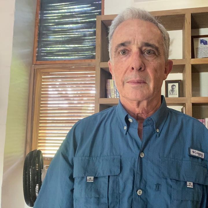 El senador publicó esta fotografía en sus redes sociales. Foto: Twitter Álvaro Uribe.