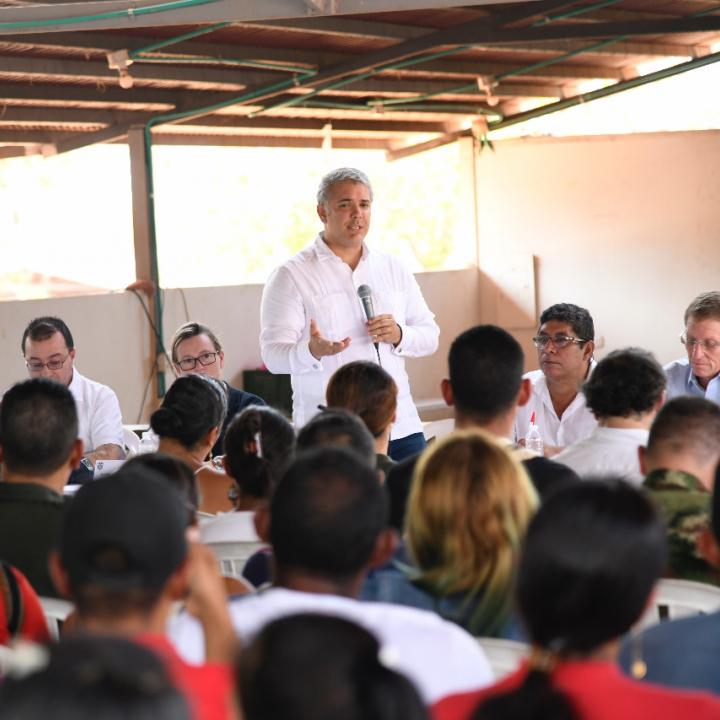 Iván Duque llegó a la vereda de San José de Oriente, en el municipio de La Paz (Cesar) para reunirse con exguerrilleros. Foto: Presidencia de la República.
