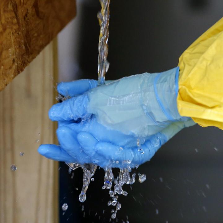 Migración Colombia aplicará medidas especiales a las personas que en las últimas semanas hayan estado en los países afectados por el virus. / Foto: EFE/ERIK S. LESSER