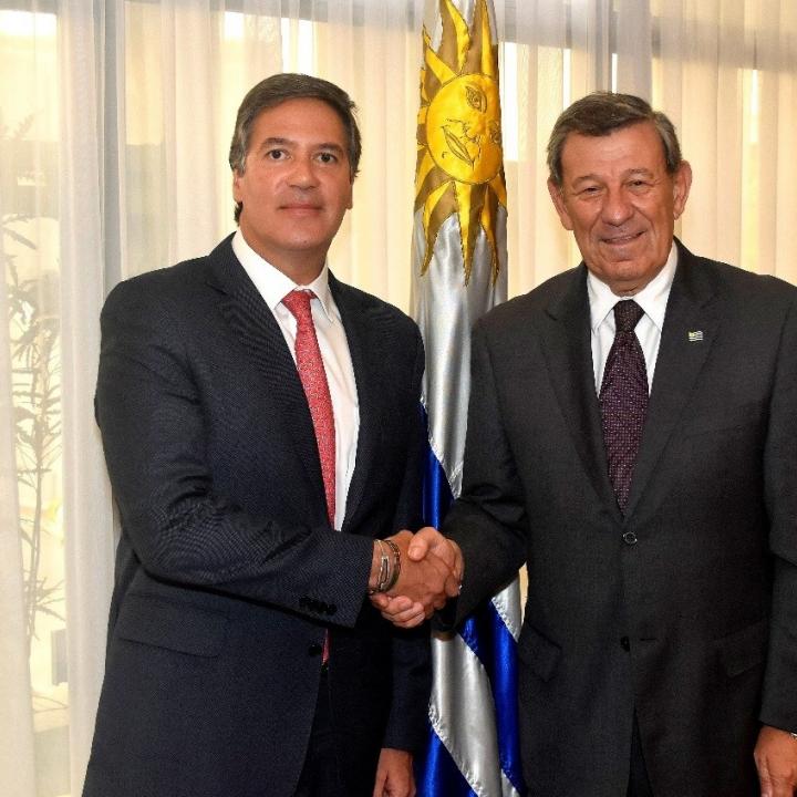 Embajador de Colombia en Uruguay, Fernando Sanclemente (Izq.) junto al Ministro de Relaciones Exteriores del Uruguay, Rodolfo Nin Novoay (der.) / Foto: cancilleria.gov.co