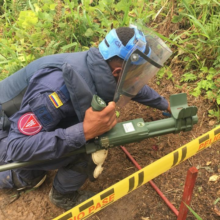 Desminador detectando metales o amenazas de mina antipersonal en la vereda La Nutria, municipio de la Montañita, Caquetá. Foto: Carolina Bustamante.