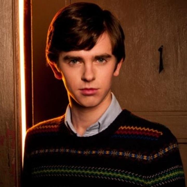 Freddie Highmore interpretando a Norman Bates