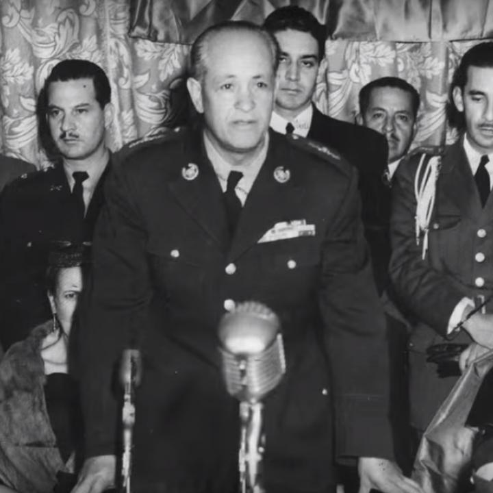 El general Gustavo Rojas Pinilla durante un discurso en el año 1955. Foto: YouTube - Video Señal Memoria.