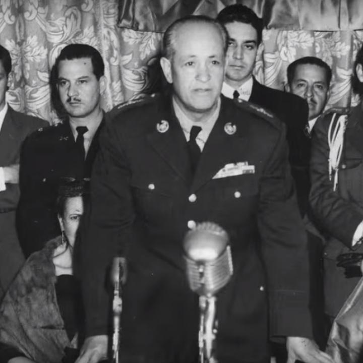 El general Gustavo Rojas Pinilla durante un discurso en el año 1955. Foto: YouTube - Video Señal Memoria.
