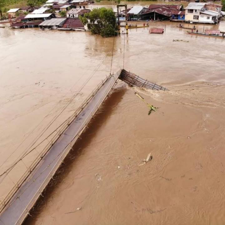 Emergencia ocurrida en el municipio de Lloró (Chocó), donde una creciente causó el colapso del único puente peatonal con el que contaba la comunidad.