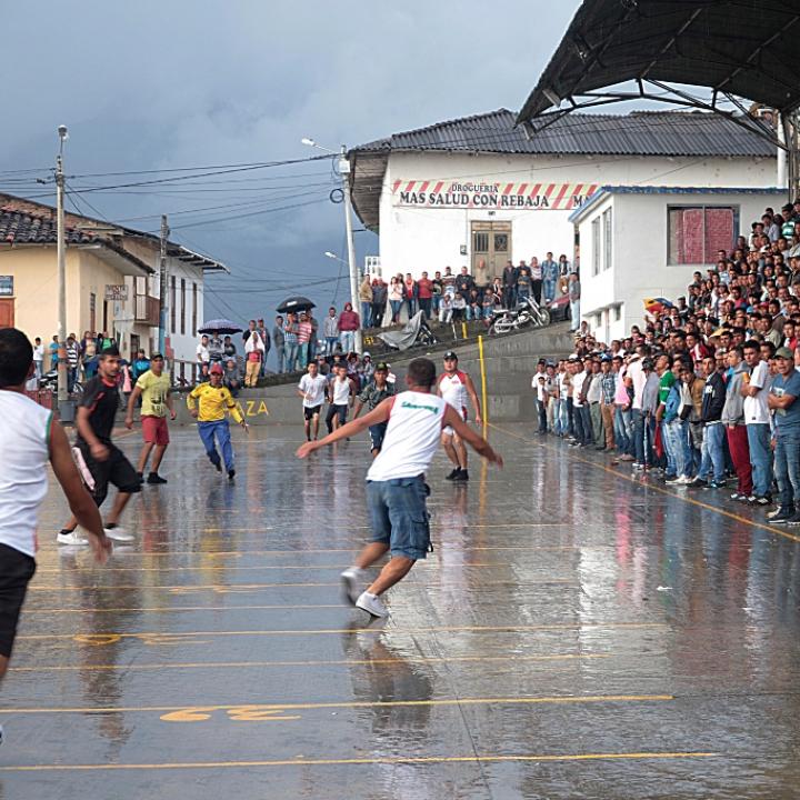 Cualquier espacio es apto para jugar chaza, no se necesita una cancha profesional. El campo de juego debe tener 100 metros de largo por 10 de ancho. Foto: Cortesía José Ismael Cardozo.