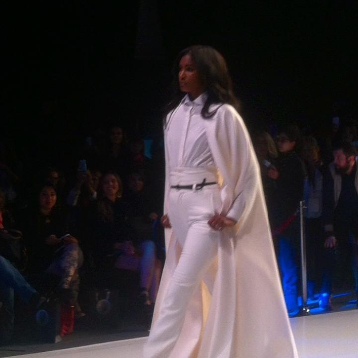La Top Model afroamericana Sessilee López desfilando un diseño de Edwing D Angelo, en la pasarela Somos Color