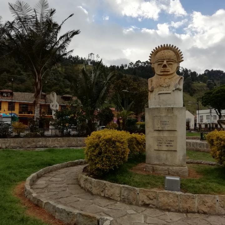 La escultura 'El llanto del Zipa', en el parque principal de Zipacón. Fotos: Adriana Chica García