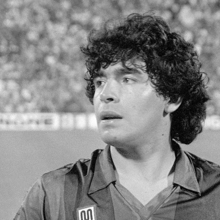 Fotografía de archivo tomada el 04/06/1983 del astro del fútbol Diego Maradona que falleció este miércoles en su residencia a sus 60 años de edad, según informó su agente y amigo Matías Morla. La prensa local aseguró hace minutos que el entrenador sufrió un paro cardíaco en su vivienda de la provincia de Buenos Aires. / EFE