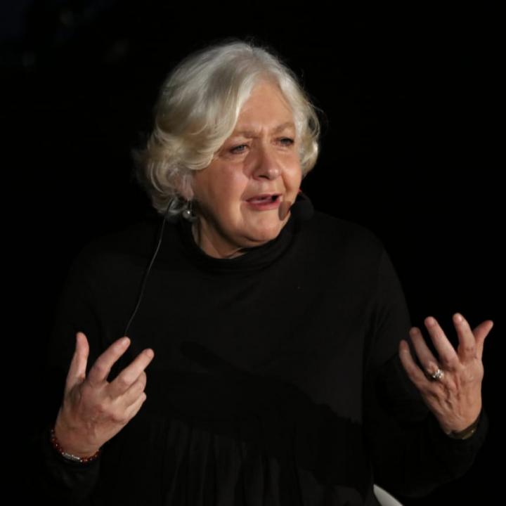 La periodista y escritora Mónica González Mujica, invitada a la 'Contar historias, una tarea persistente. Lecciones de la prensa para la radio', que se desarrolló en la 12a. Bienal Internacional de Radio. Foto: Sandro Sánchez - RTVC Sistema de Medios Públicos.