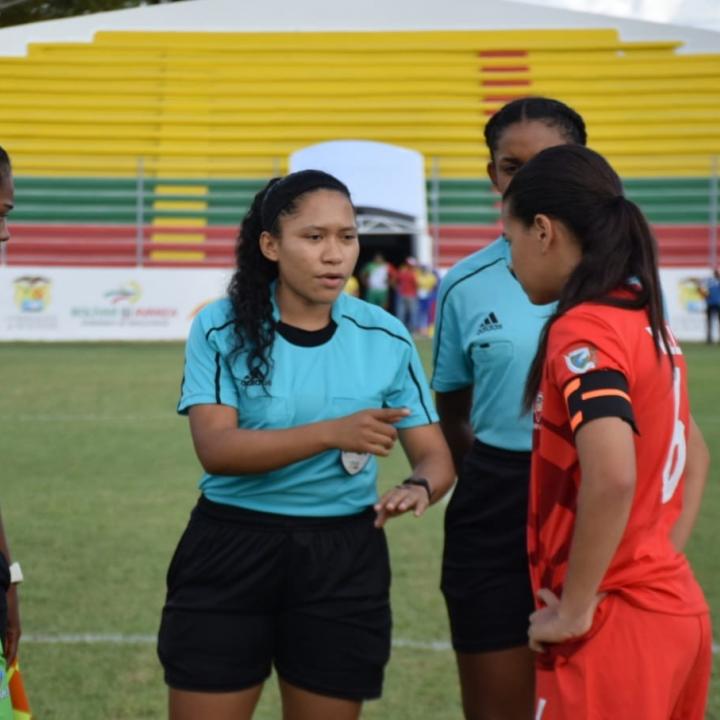 Paula Ponare actuó como árbitra en partidos del fútbol femenino de los Juegos Deportivos Nacionales que se disputaron en Carmen de Bolívar. Foto: Cortesía Paula Ponare.