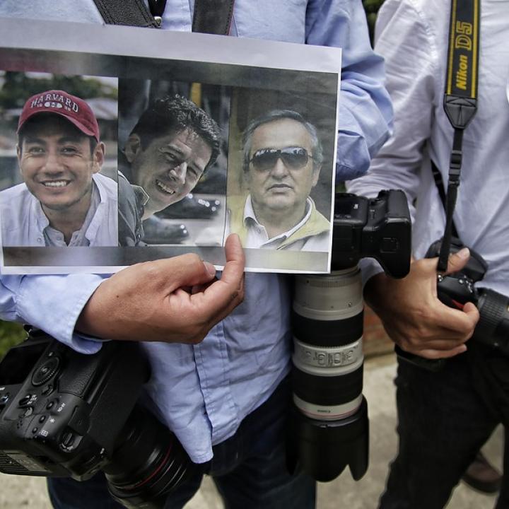 Ricardo Rivas (hermano del fotógrafo Paul Rivas), Cristian Segarra (hijo del conductor Efraín Segarra) y Raúl Borja (primo del reportero Javier Ortega), visitaron la cabina de Radio Nacional de Colombia. Foto: Colprensa. Mayo de 2018.