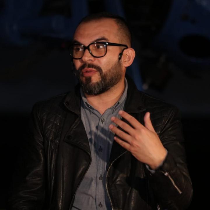 Alejandro Franco, periodista musical de W Radio y creador del Warp, Centro de información musical de México. Foto: Sandro Sánchez - RTVC Sistema de Medios Públicos.