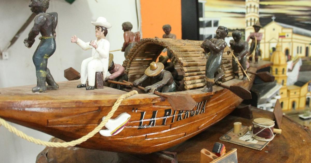 La piragua de Guillermo Cubillos en miniatura por un La piragua de Guillermo Cubillos en miniatura por un