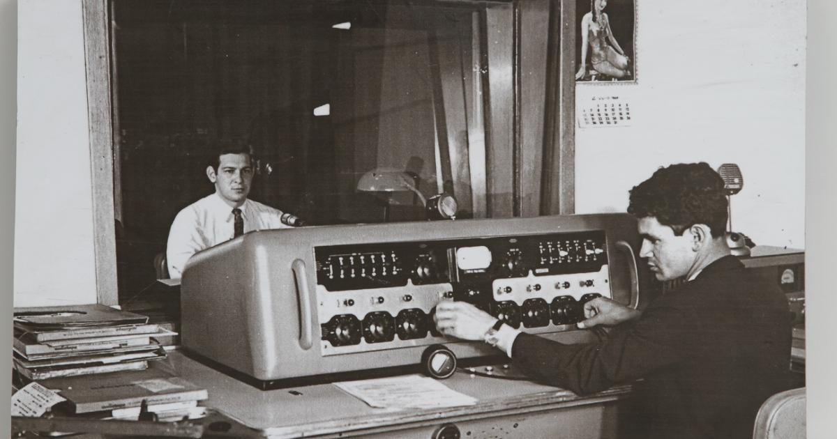 Tiempos de radio un recorrido por la evolución de la caja sonora
