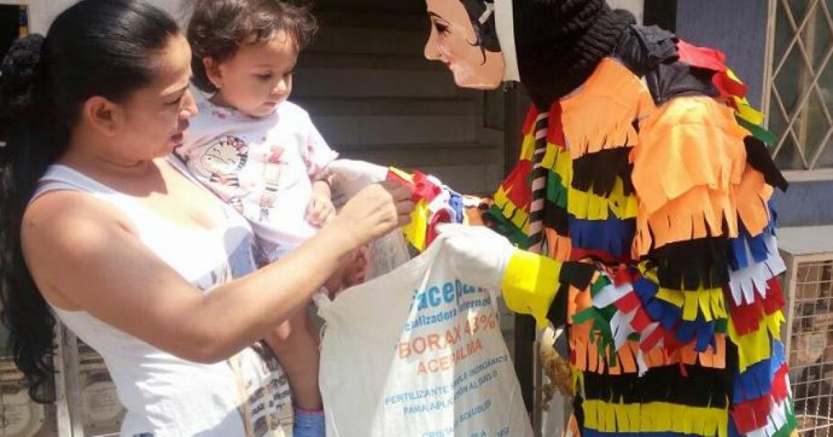 Los 'matachines' alegran y pintan la Navidad de Santander 